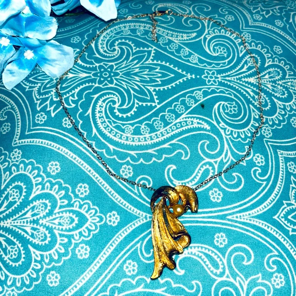 Vintage Gold Leaf Wave Pendant Necklace